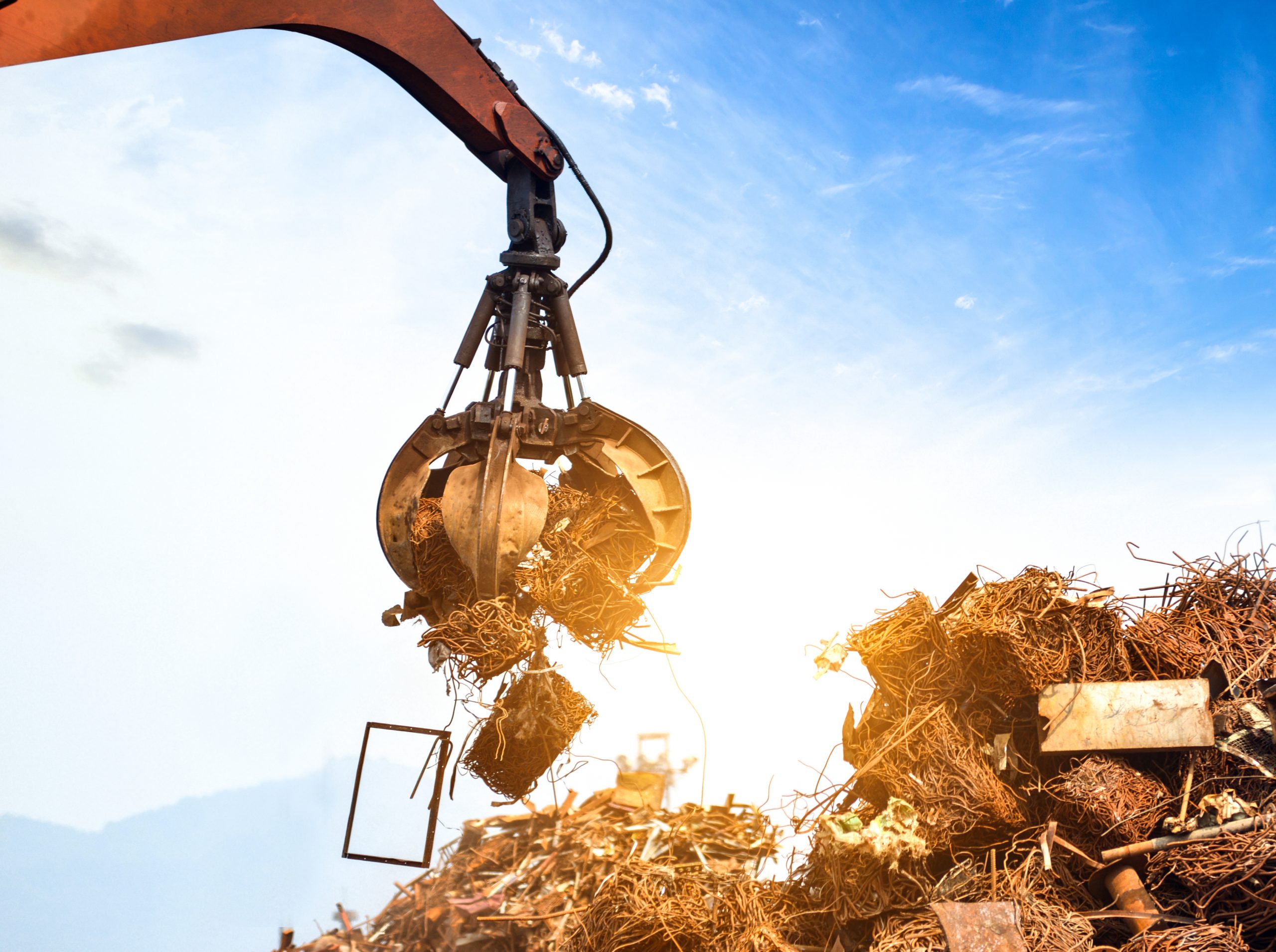 Greifarm bei der Verladung von Metallschrott